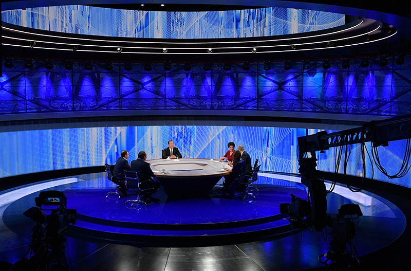 Дмитрий Медведев во время интервью журналистам пяти российских телеканалов