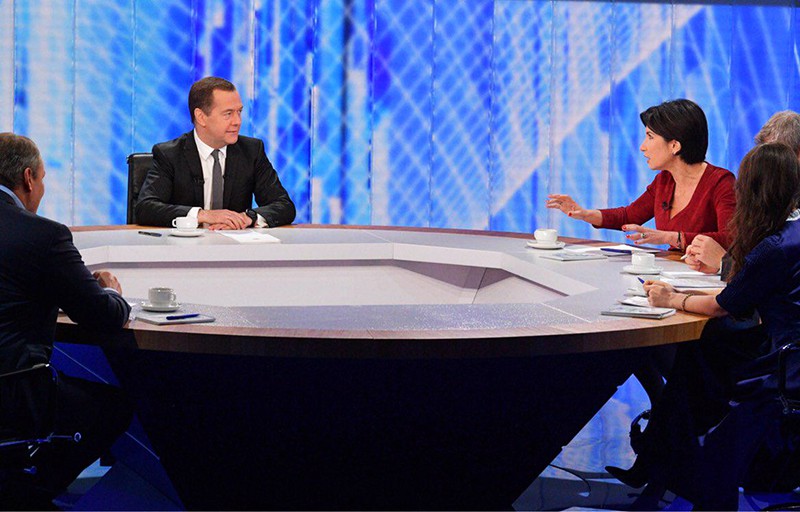 Дмитрий Медведев во время интервью журналистам пяти российских телеканалов