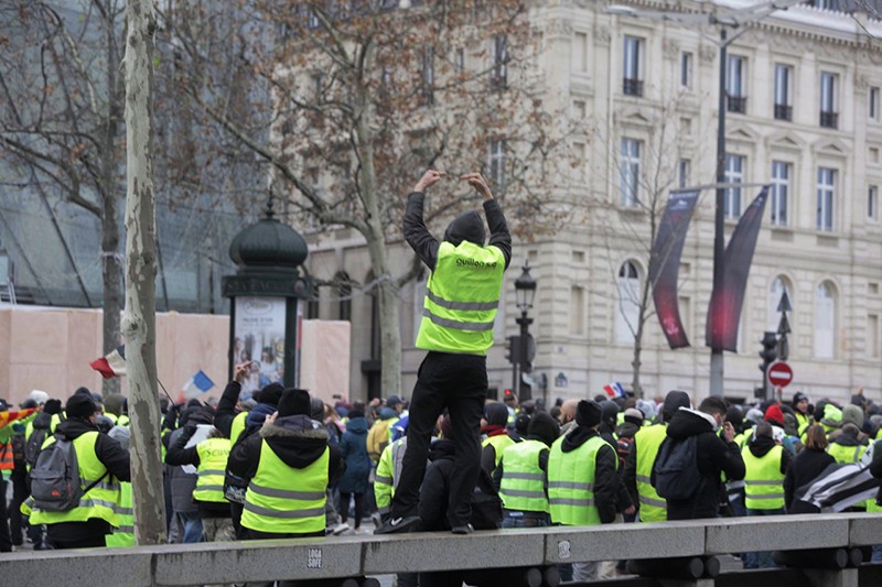 Участники акции протеста движения "желтых жилетов" в Париже