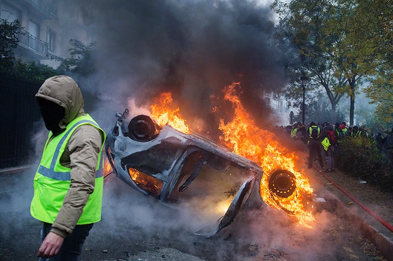 Автомобиль, горящий во время протестной акции движения автомобилистов "желтые жилеты"