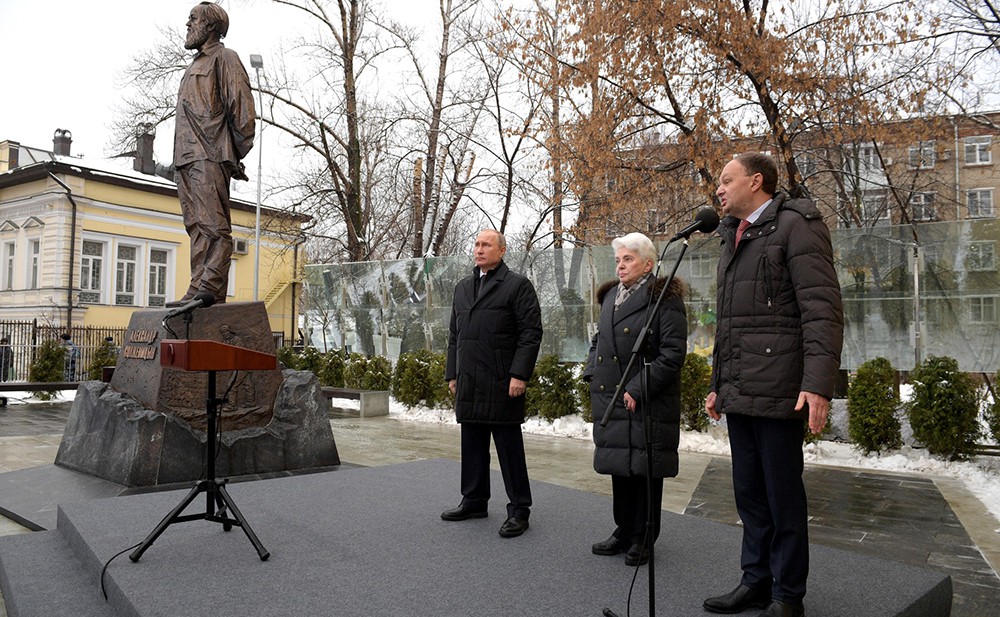 Церемония открытия памятника писателю Александру Солженицыну