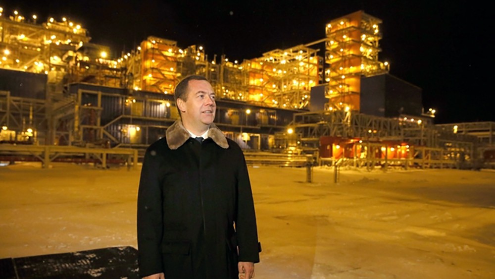 Дмитрий Медведев осмотрел территорию завода "Ямал СПГ"