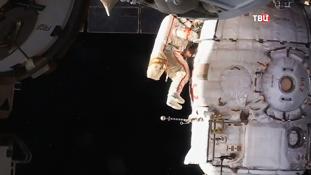 Работа космонавта в открытом космосе