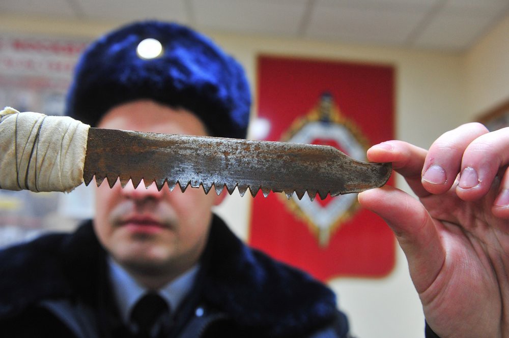 Нож в руках полицейского