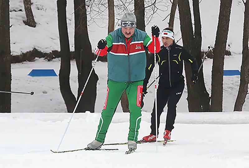 Александр Лукашенко едет на лыжах