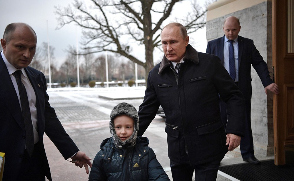 Владимир Путин проводил Артёма Пальянова, его папу и брата до вертолётной площадки