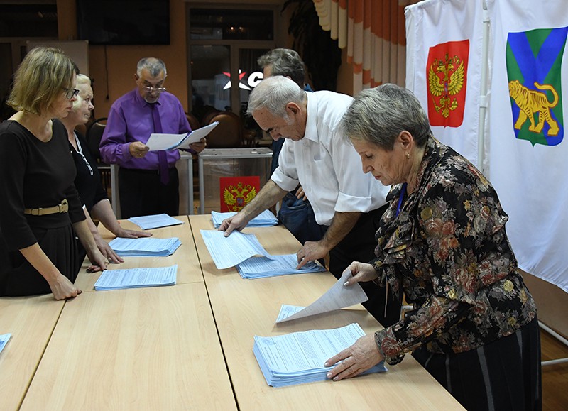 Члены избирательной комиссии во время подсчета голосов