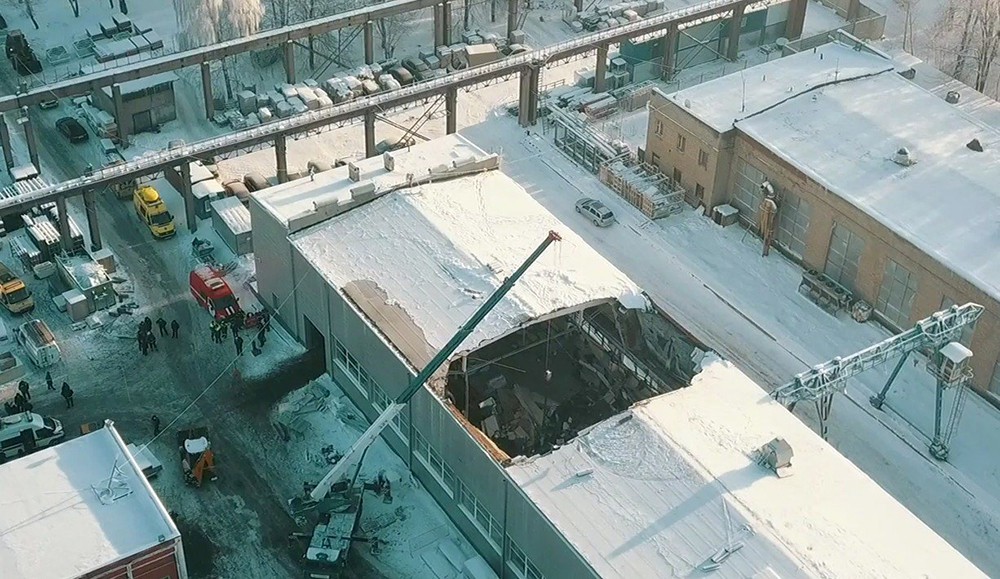Место обрушения кровли здания на территории завода железобетонных изделий в Дзержинском
