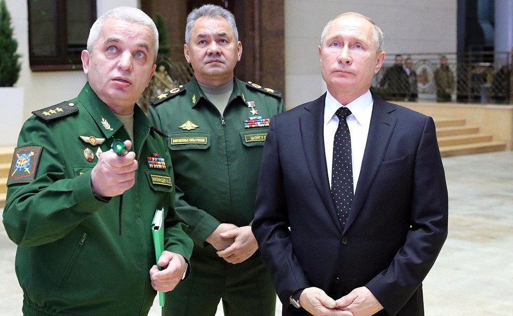 Владимир Путину осматривает изъятое у террористов в Сирии оружие