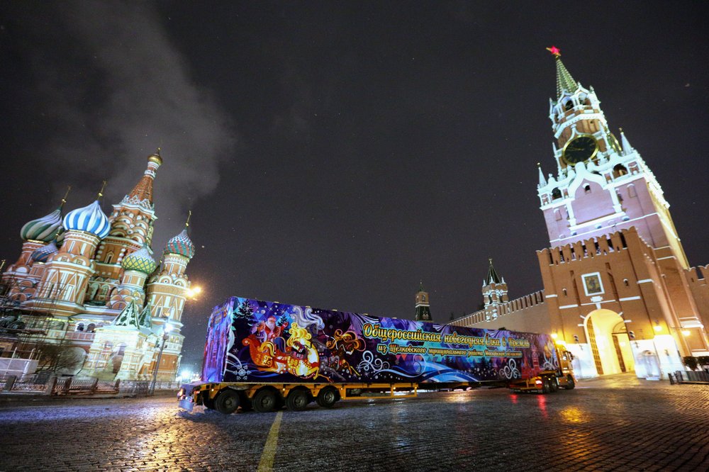 Доставка главной новогодней ёлки страны в Кремль