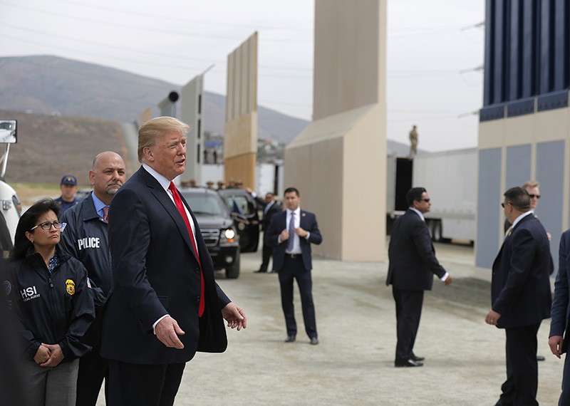 Дональд Трамп осматривает типы пограничной стены 