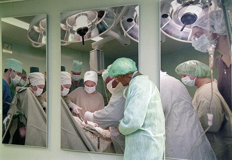 Сотрудники Российского онкологического научного центра имени Н. Н. Блохина РАМН во время операции