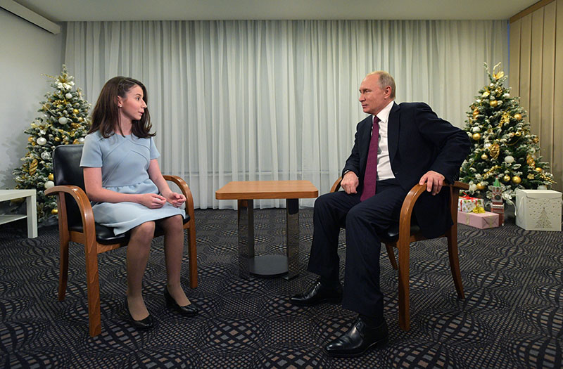 Владимир Путин во время интервью семнадцатилетней Регине Парпиевой, одной из участниц проекта "Мечтай со мной"