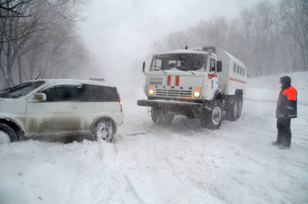 Спасатели МЧС ликвидируют последствия снегопада