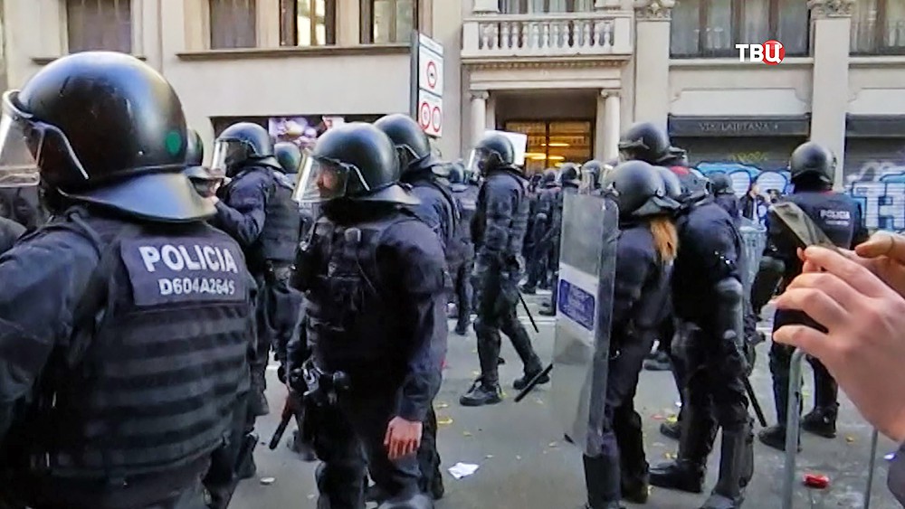 Полиция Испании во время беспорядков в Каталонии