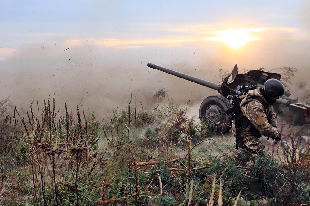 Украинские военные ведут артиллерийский огонь