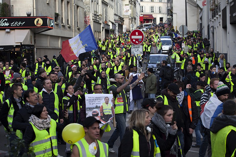 Протесты "желтых жилетов" в Париже 