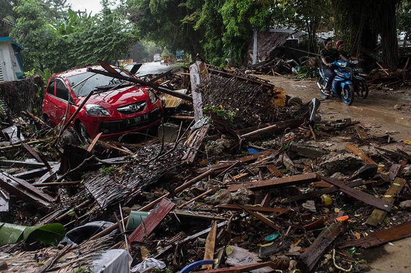 Последствия цунами в Индонезии 