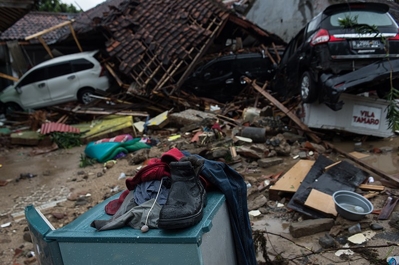 Последствия цунами в Индонезии 