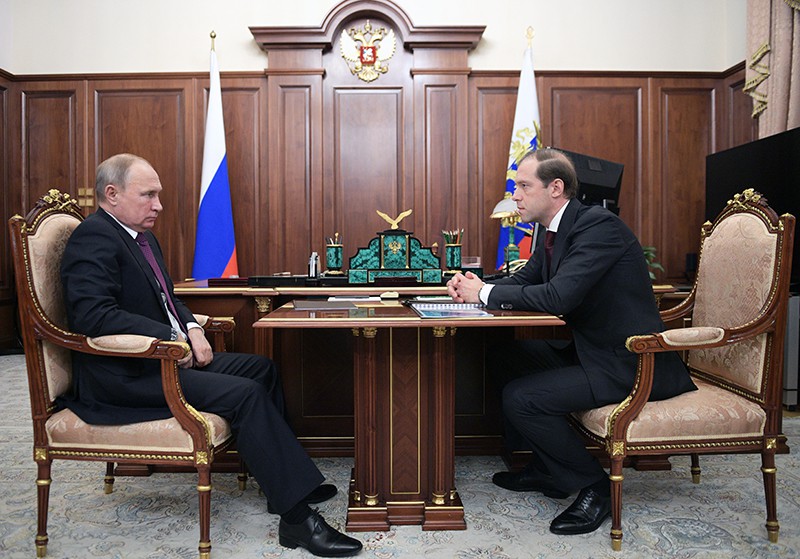 Владимир Путин и министр промышленности и торговли России Денис Мантуров