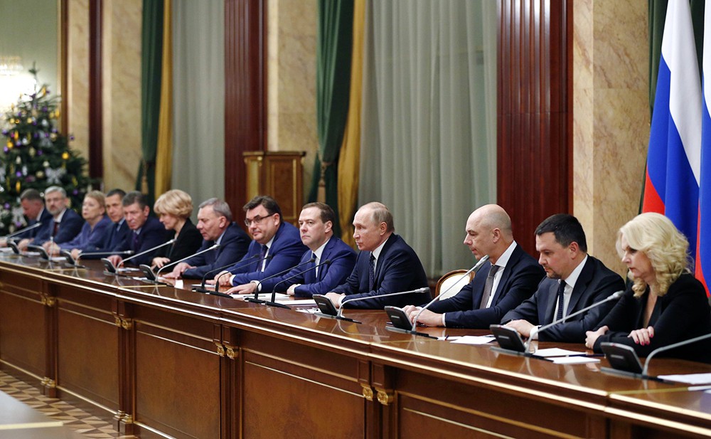 Владимир Путин на встрече с членами правительства