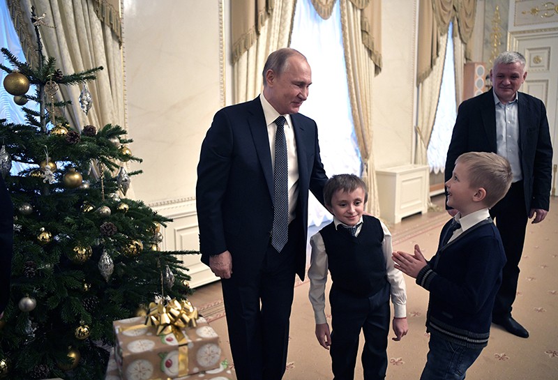 Владимир Путин во время встречи с Артёмом Пальяновым, который мечтает увидеть Санкт-Петербург с высоты птичьего полёта