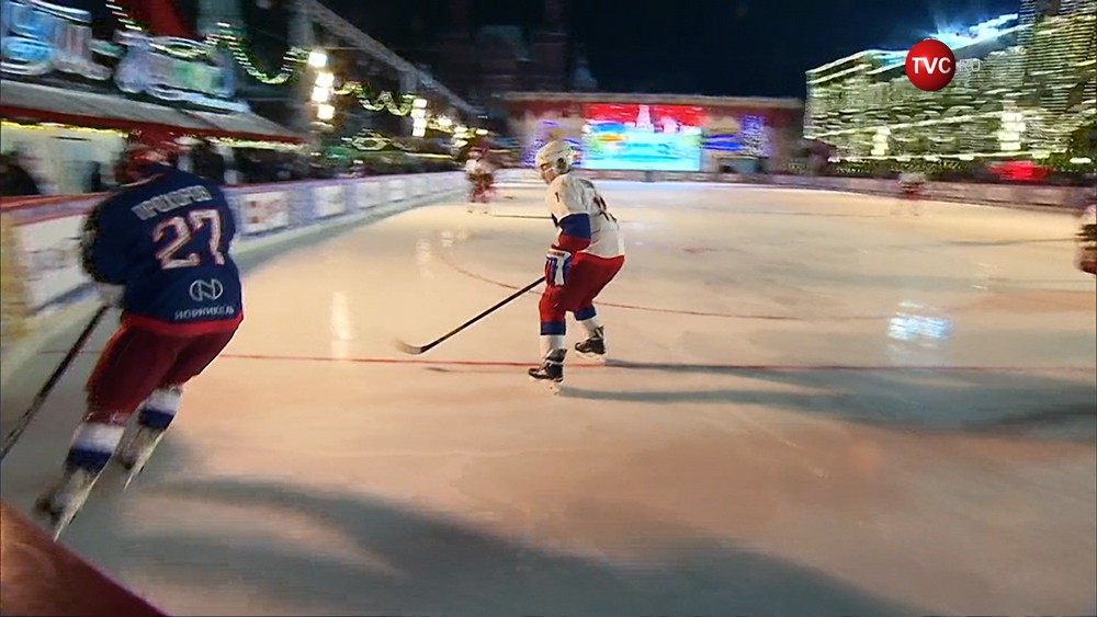 Владимир Путин принял участие в товарищеском матче "Ночной хоккейной лиги" на Красной площади