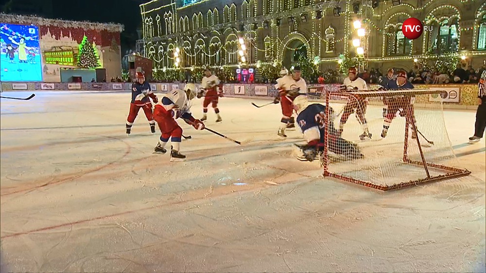 Владимир Путин принял участие в товарищеском матче "Ночной хоккейной лиги" на Красной площади