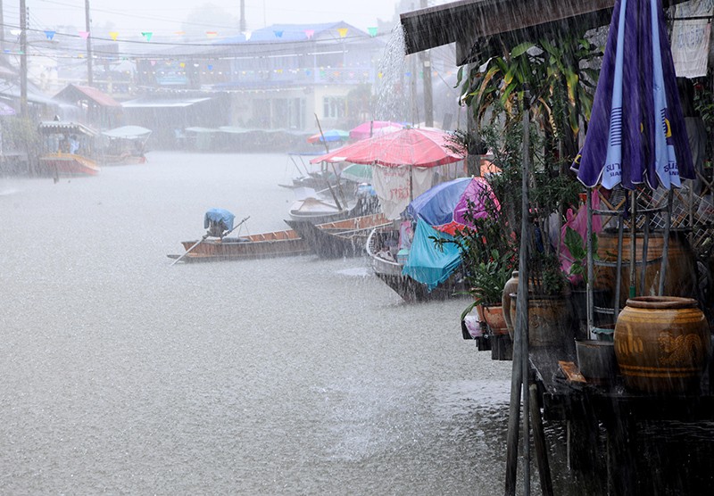 Бангкок осадки. Тайфун в Тайланде. Тайфун в Тайланде сейчас. Тайланд непогода. Таиланд дождь.