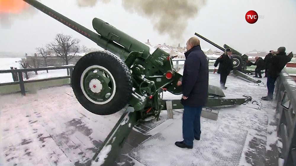 Путин произвел залп из пушки Петропавловской крепости Путин произвел залп из пушки Петропавловской крепости