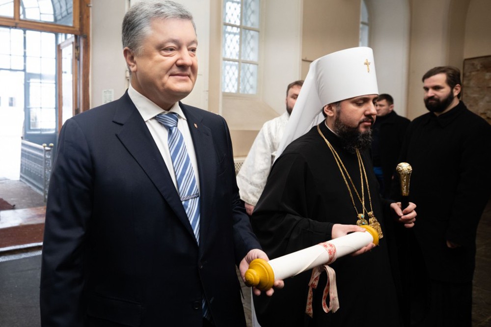 Пётр Порошенко и глава новой Украинской церкви Епифаний держат томос об автокефалии православной церкви Украины