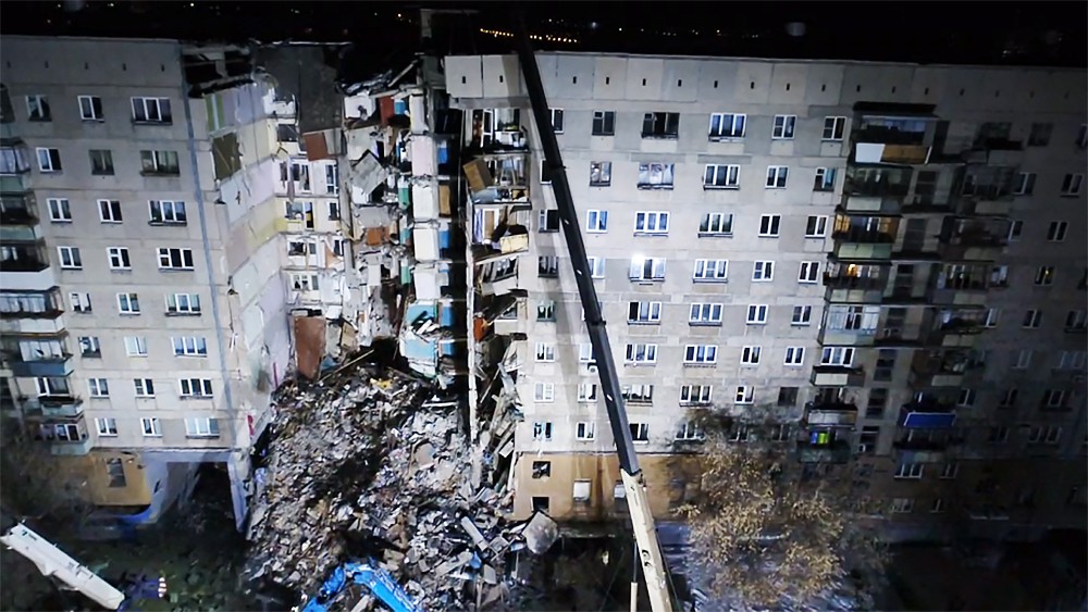 Работа спасателей МЧС на месте взрыва в жилом доме в Магнитогорске