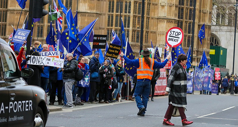 Участники акции против Brexit у здания парламента Великобритании в Лондоне