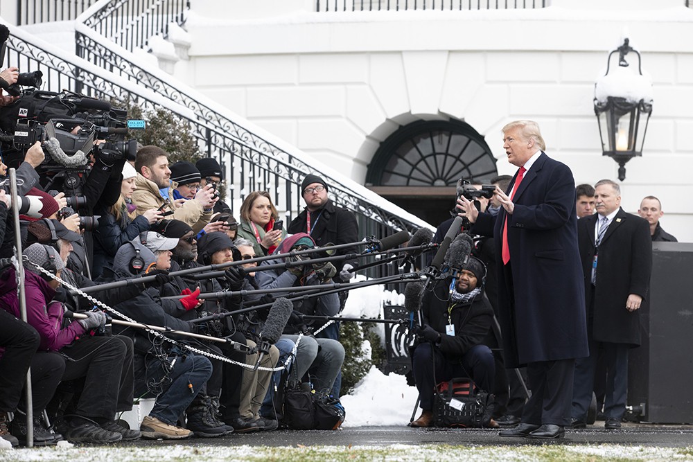 Дональд Трамп общается с прессой