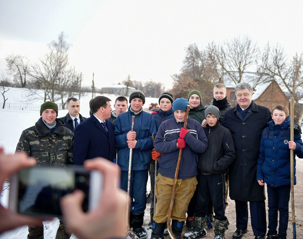 Петр Порошенко и дети из деревни