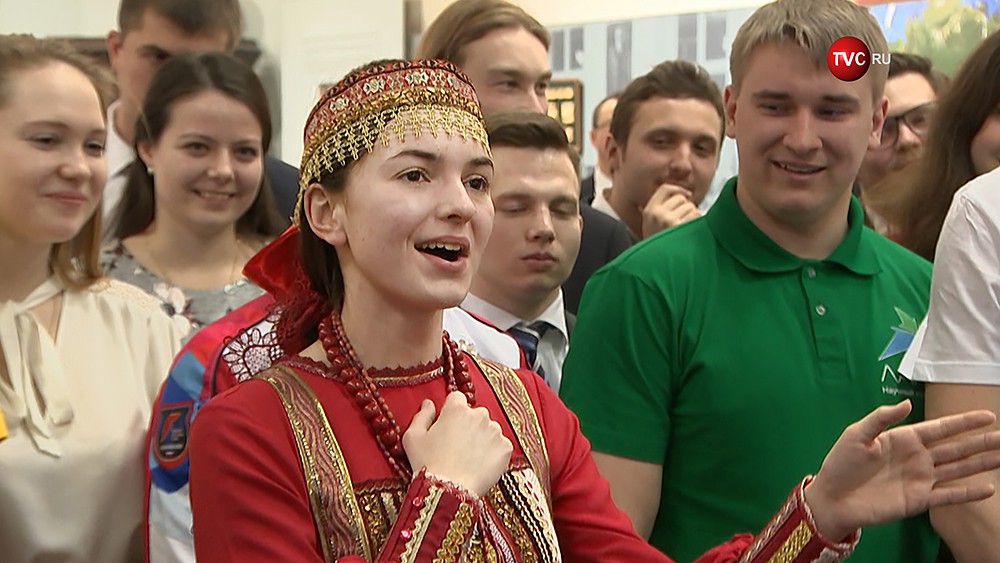 Студентка МГУ спела Владимиру Путину русские народные песни