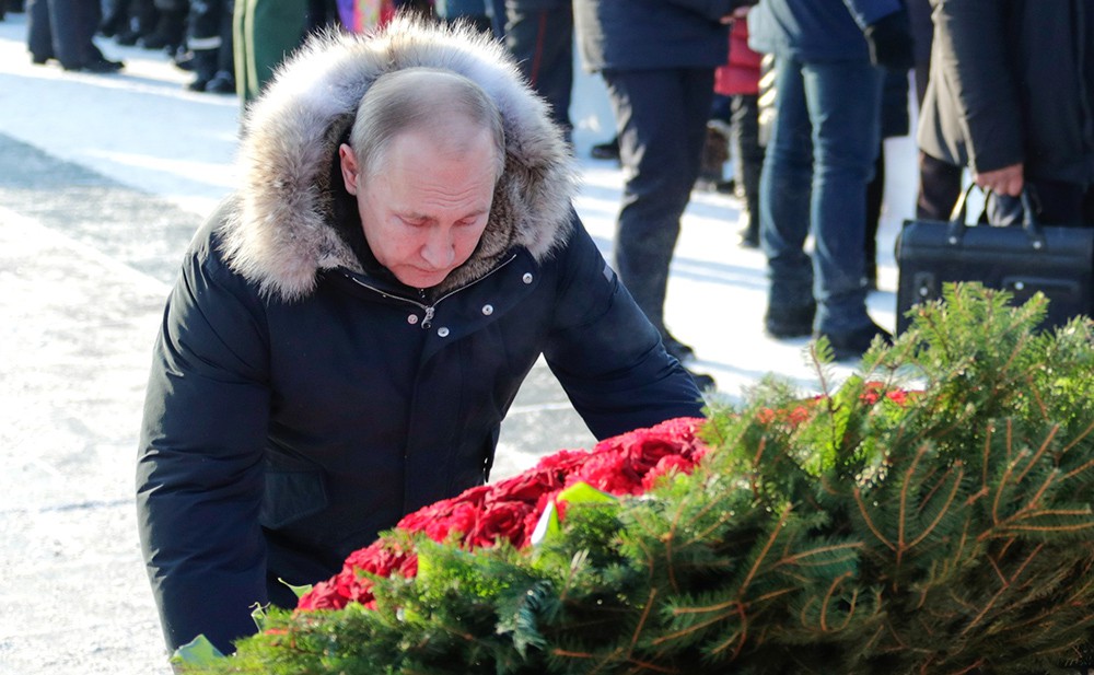 Владимир Путин у монумента Родина-Мать в Санкт-Петербурге