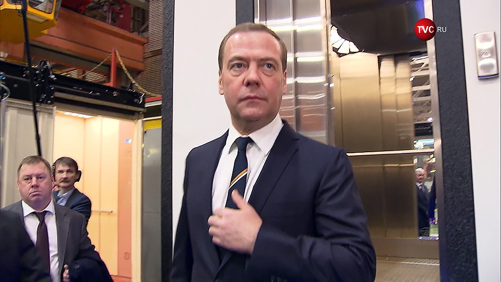 Дмитрий Медведев выходит из лифта