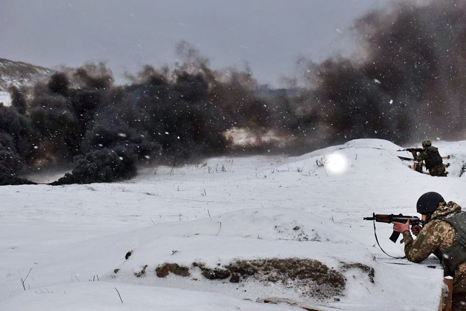 Украинские военные ведут огонь