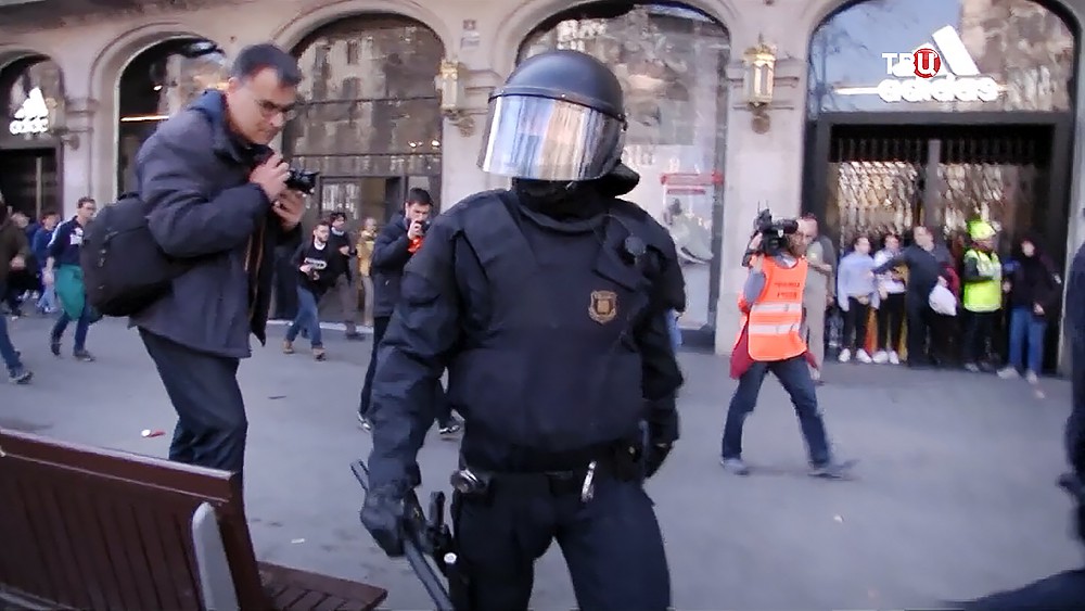 Полиция Испании разгоняет протестующих в Каталонии
