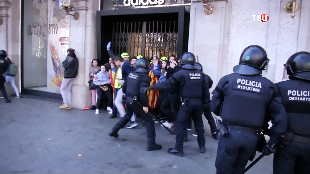 Полиция Испании разгоняет протестующих в Каталонии