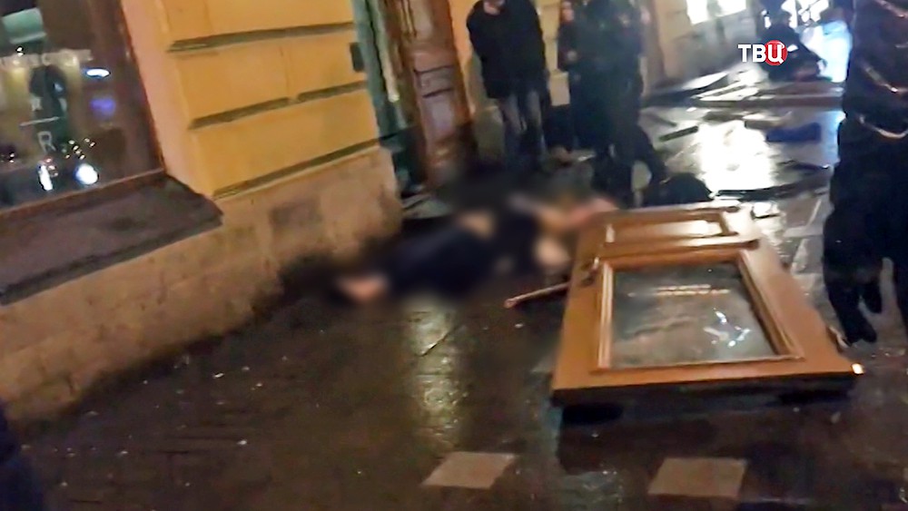 Последствия наезда на людей на Невском проспекте в Санкт-Петербурге