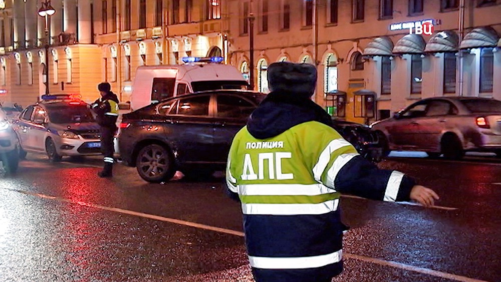 Полиция на месте ДТП на Невском проспекте в Санкт-Петербурге