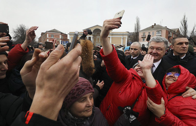 Петр Порошенко во время встречи с избирателями