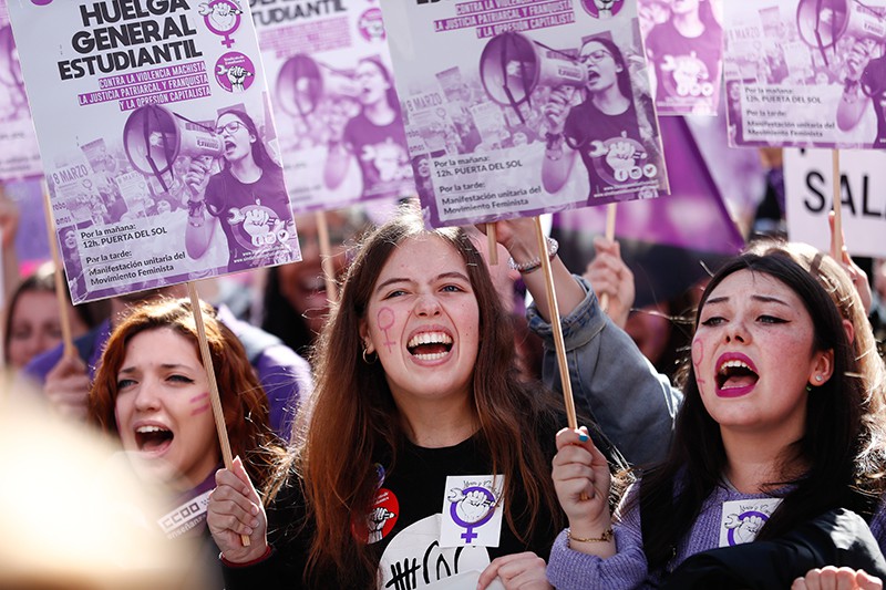 Феминистка в ванной. Демонстрация феминисток. Феминистки в Испании. Митинг феминисток. Феминистки в Америке.