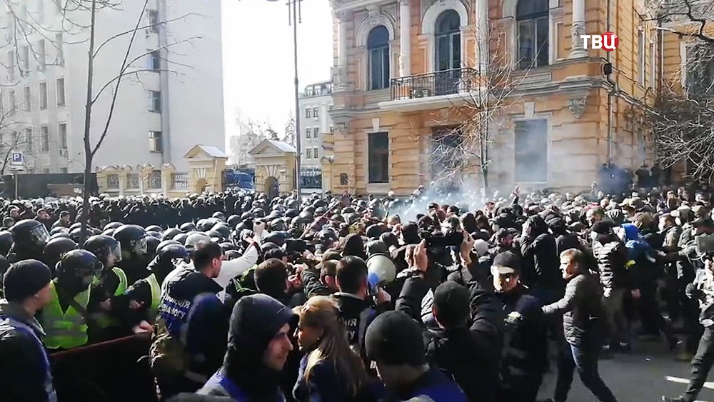 Столкновения между украинскими радикалами и полицией