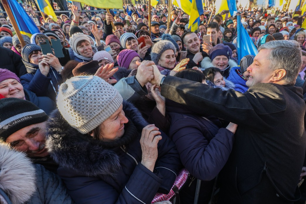 Петр Порошенко общается с жителями Украины