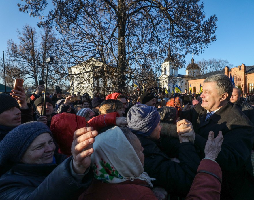 Петр Порошенко общается с жителями Украины