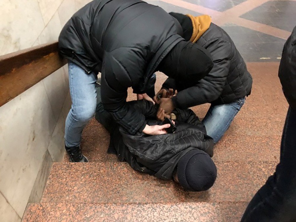 Сотрудники СБУ проводят задержание подозреваемого в подготовке теракта в метро