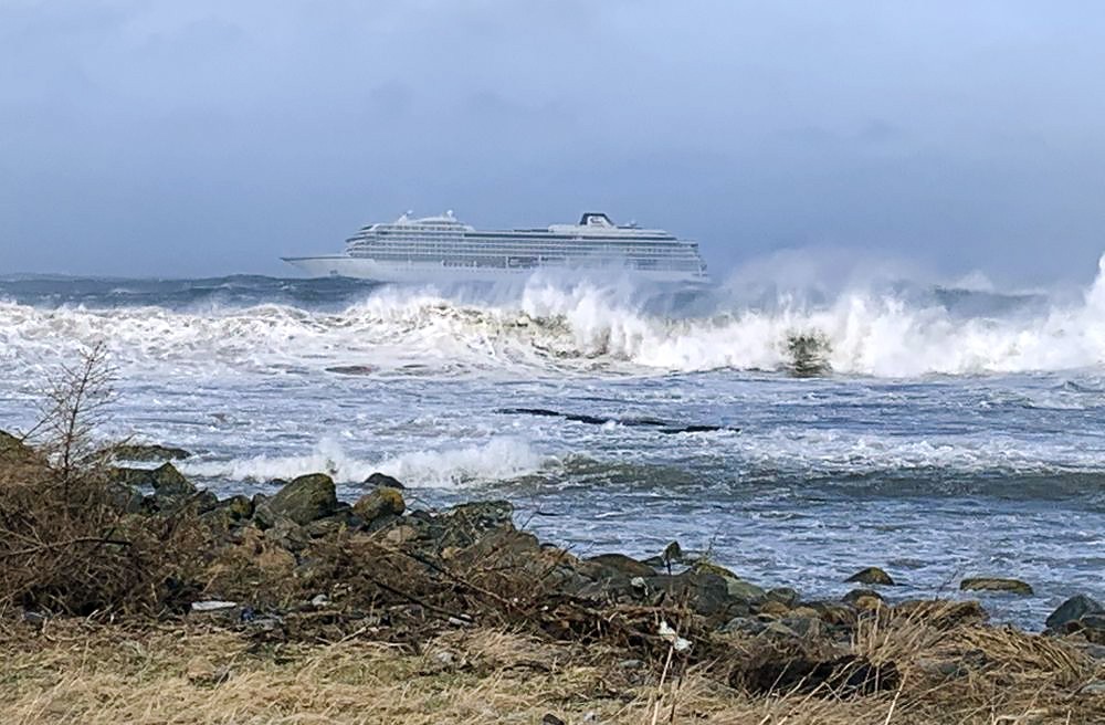 Круизный лайнер Viking Sky у побережья Норвегии